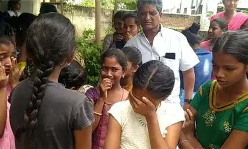 ఈ వార్డెన్ ఉంటే మేము చచ్చిపోతాం...