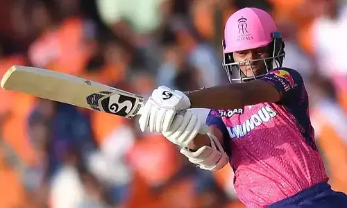 తొలి ఓవర్లో విధ్వంసం సృష్టించిన జైస్వాల్..