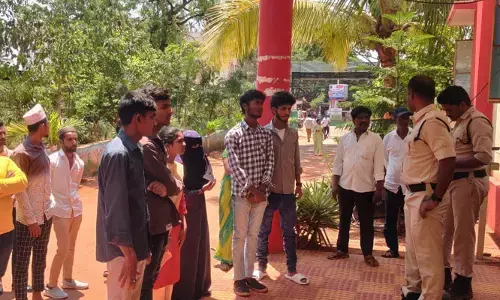 గుర్తింపు లేని పాఠశాలలో చేరి మోసపోయిన విద్యార్థులు