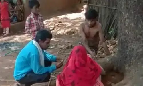 అన్నా చెల్లెలను చెట్టుకు కట్టేసి కొట్టిన గ్రామస్థులు.. వాళ్లిద్దరు అలా కనిపించడమే కారణం..!