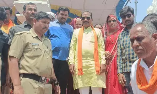 బావోజీనీ దర్శించుకున్న కర్ణాటక మంత్రి..