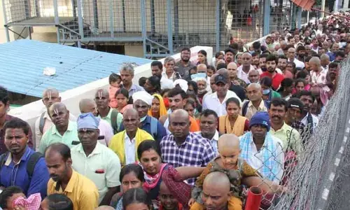 Tirumala: రెట్టింపుగా భక్తులు.. శ్రీవారి దర్శనానికి 40 గంటల సమయం