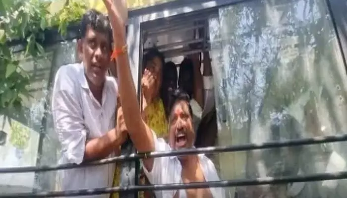 అమరావతిలో తీవ్ర ఉద్రిక్తం.. మాజీ ఎమ్మెల్యే కొమ్మాలపాటి శ్రీధర్ అరెస్ట్ అమరావతిలో తీవ్ర ఉద్రిక్తం.. మాజీ ఎమ్మెల్యే కొమ్మాలపాటి శ్రీధర్ అరెస్ట్