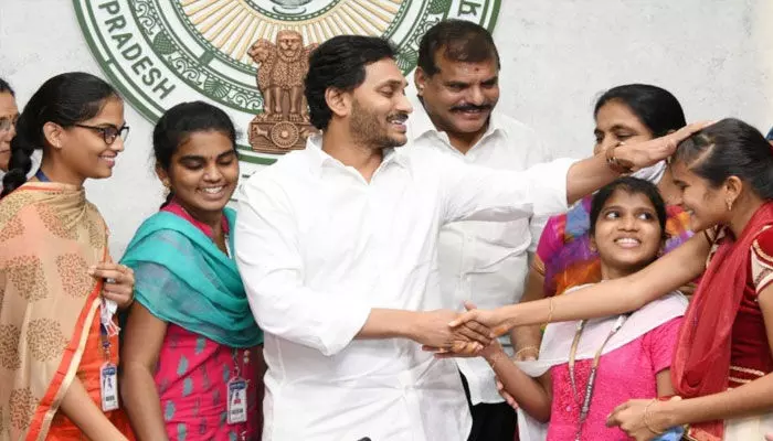 మహిళలకు శుభవార్త.. త్వరలోనే అకౌంట్లలోకి డబ్బులు మహిళలకు శుభవార్త.. త్వరలోనే అకౌంట్లలోకి డబ్బులు