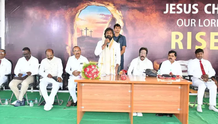 యేసుక్రీస్తు త్యాగనిరతి ప్రజలకు అనుసరణీయం: మంత్రి శ్రీనివాస్ గౌడ్ యేసుక్రీస్తు త్యాగనిరతి ప్రజలకు అనుసరణీయం: మంత్రి శ్రీనివాస్ గౌడ్