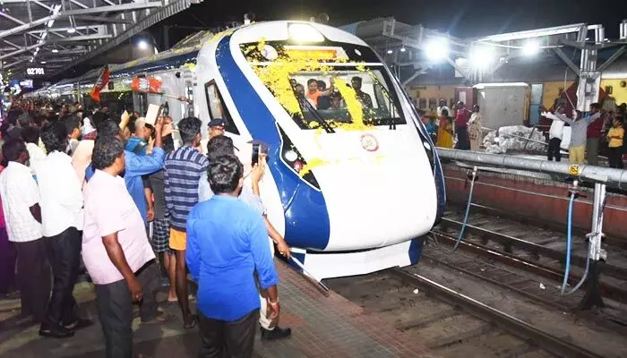 తిరుపతికి చేరుకున్న వందే భారత్ రైలు.. తిరుపతికి చేరుకున్న వందే భారత్ రైలు..