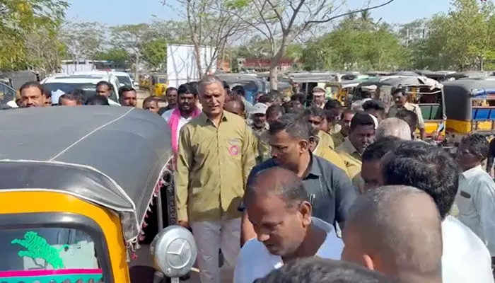 ఆటో డ్రైవర్ అవతారమెత్తిన మంత్రి హరీశ్ రావు (వీడియో) ఆటో డ్రైవర్ అవతారమెత్తిన మంత్రి హరీశ్ రావు (వీడియో)