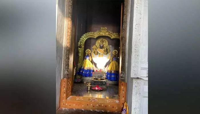 సూర్యుని పాదాలను తాకిన సూర్యకిరణాలు.. సూర్యుని పాదాలను తాకిన సూర్యకిరణాలు..