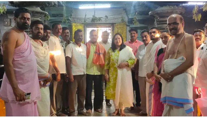 బెజ్జంకి లక్ష్మీ నారసింహుడి సన్నిధిలో పాఠశాల విద్యాశాఖ కమిషనర్ బెజ్జంకి లక్ష్మీ నారసింహుడి సన్నిధిలో పాఠశాల విద్యాశాఖ కమిషనర్