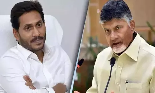 చంద్రబాబు చెప్పుల్లో జగన్​ పాదాలు