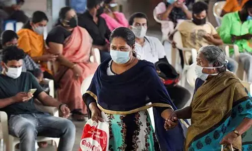 కరోనా అలర్ట్.. వారికి మాస్క్ తప్పనిసరి చేస్తూ ప్రభుత్వం నిర్ణయం