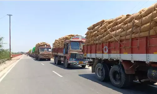 ధాన్యం కొనుగోలు పై ఆంక్షలు : ఆందోళనలో రైతులు, లారీ డ్రైవర్లు