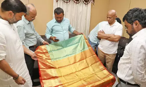 Tirumala: శ్రీవారికి, పద్మావతి అమ్మవారికి  తెలంగాణ చీరల బహూకరణ