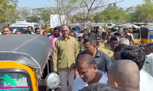 ఆటో డ్రైవర్‌ అవతారమెత్తిన మంత్రి హరీశ్ రావు (వీడియో)
