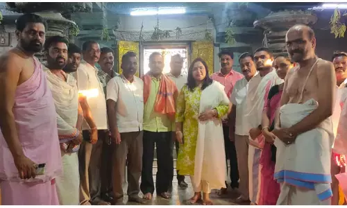 బెజ్జంకి లక్ష్మీ నారసింహుడి సన్నిధిలో పాఠశాల విద్యాశాఖ కమిషనర్