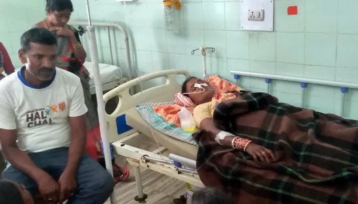అధికార పార్టీ సర్పంచ్ అవమానించాడని.. ఫీల్డ్ అసిస్టెంట్ భార్య సూసైడ్ అటెంప్ట్ అధికార పార్టీ సర్పంచ్ అవమానించాడని.. ఫీల్డ్ అసిస్టెంట్ భార్య సూసైడ్ అటెంప్ట్