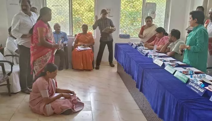 మహబూబాబాద్ జిల్లా పరిషత్ సమావేశం ప్రారంభంలోనే రగడ.. మహబూబాబాద్ జిల్లా పరిషత్ సమావేశం ప్రారంభంలోనే రగడ..