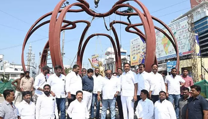 తెలంగాణ చౌక్ ను ఆకర్షణీయంగా తీర్చిదిద్దుతాం: మంత్రి గంగుల తెలంగాణ చౌక్ ను ఆకర్షణీయంగా తీర్చిదిద్దుతాం: మంత్రి గంగుల