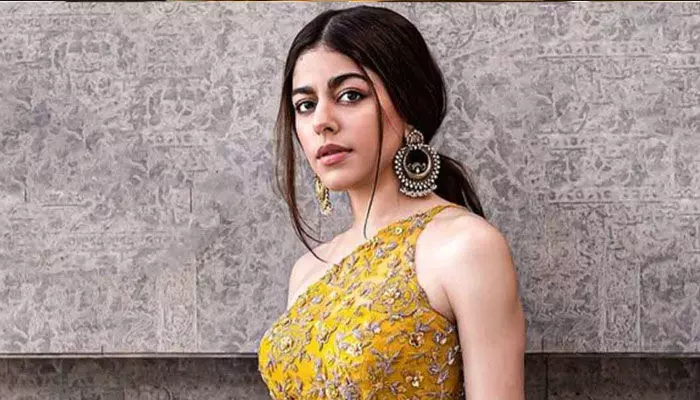 ట్రాఫిక్ రూల్స్పై నటి పాఠాలు.. ముందు సీట్ బెల్టు పెట్టుకోమంటున్న నెటిజన్స్.. ట్రాఫిక్ రూల్స్పై నటి పాఠాలు.. ముందు సీట్ బెల్టు పెట్టుకోమంటున్న నెటిజన్స్..