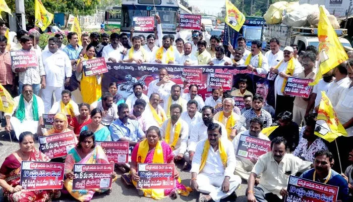 TDP: రాష్ట్ర వ్యాప్తంగా టీడీపీ నేతల ఆందోళనలు.. విద్యుత్ ఛార్జీలు తగ్గించాలని డిమాండ్ TDP: రాష్ట్ర వ్యాప్తంగా టీడీపీ నేతల ఆందోళనలు.. విద్యుత్ ఛార్జీలు తగ్గించాలని డిమాండ్
