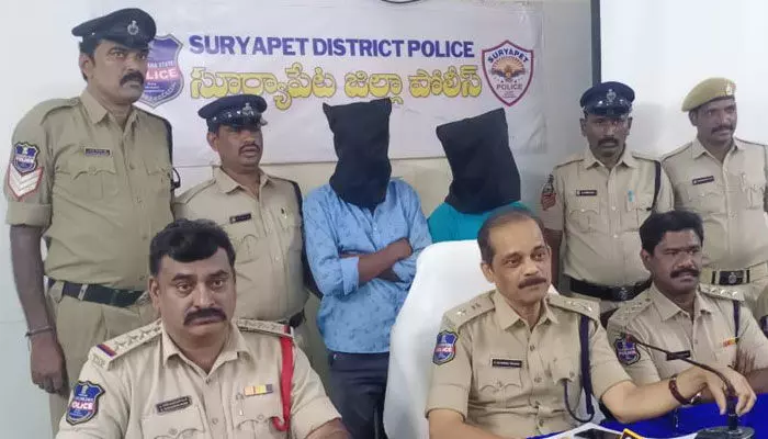 మహిళపై హత్యాచారం చేసిన ఇద్దరు నిందితుల అరెస్ట్.. మహిళపై హత్యాచారం చేసిన ఇద్దరు నిందితుల అరెస్ట్..