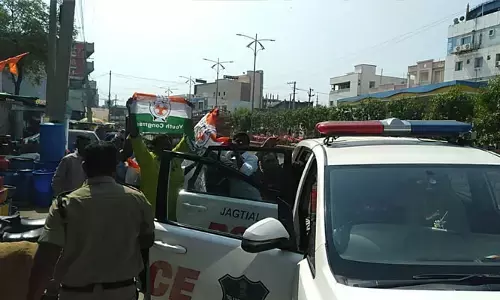 కోరుట్ల ఎమ్మెల్యే ఇల్లు ముట్టడించిన కాంగ్రెస్ నాయకులు