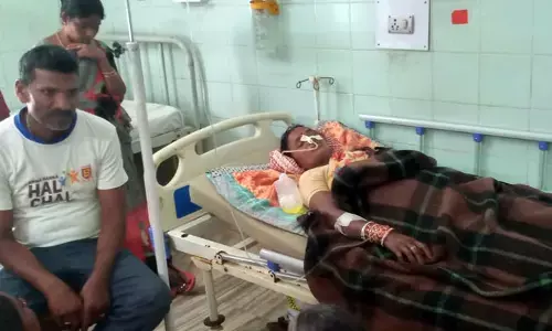 అధికార పార్టీ సర్పంచ్ అవమానించాడని.. ఫీల్డ్ అసిస్టెంట్ భార్య సూసైడ్ అటెంప్ట్