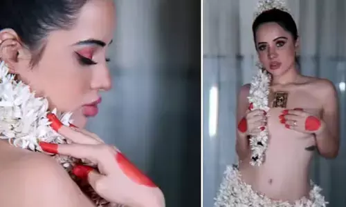 Uorfi Javed : బట్టలు లేకుండా నగ్నంగా ఉర్ఫీ జావేద్.. మల్లెపూలే అడ్డు..!