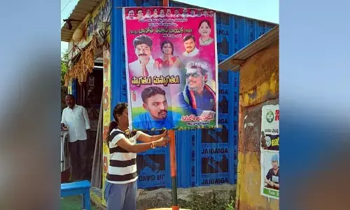 బీజేపీ జెండా గద్దెకు బీఆర్ఎస్ ఫ్లెక్సీ.. తొలగించిన బీజేపీ మహిళా కార్యకర్తలు