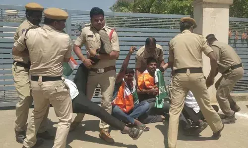 ఎమ్మెల్యే క్యాంప్ ఆఫీస్ ముట్టడి ఉద్రిక్తం..