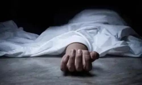 టెన్త్ విద్యార్థుల ఆటో బోల్తా.. ఒకరు మృతి