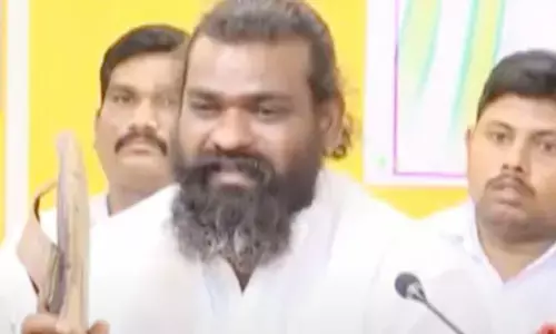 చెప్పుతో చెంపలు వాయించుకున్న సర్పంచ్.. ఎందుకో తెలుసా?