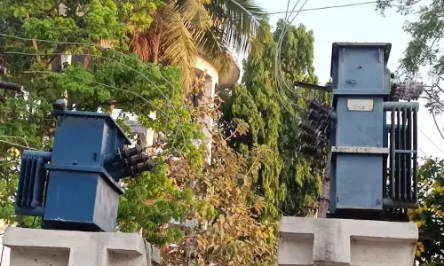 విద్యుత్ అధికారుల నిర్లక్ష్యం.. కాలిపోతున్న గృహపకరణాలు