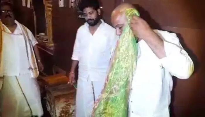 అగ్గిపెట్టెలో దుర్గమ్మకు చీర.. అమ్మవారికి కానుకగా అందజేసిన సిరిసిల్ల చేనేతకారుడు విజయ్ అగ్గిపెట్టెలో దుర్గమ్మకు చీర.. అమ్మవారికి కానుకగా అందజేసిన సిరిసిల్ల చేనేతకారుడు విజయ్