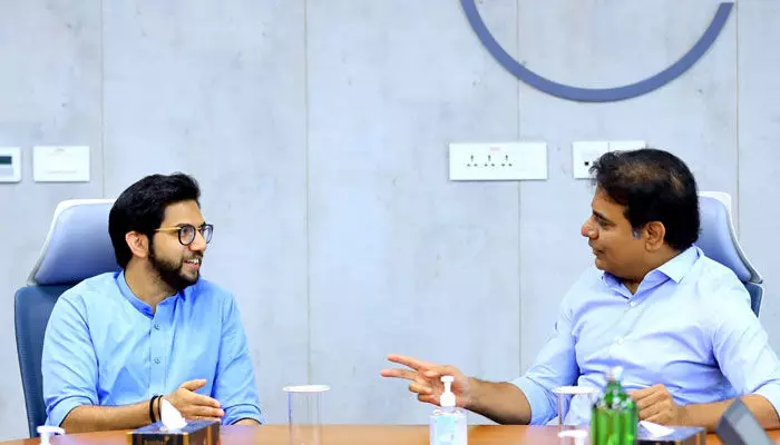 కేటీఆర్ను కలిసిన మహారాష్ట్ర మాజీ మంత్రి కేటీఆర్ను కలిసిన మహారాష్ట్ర మాజీ మంత్రి