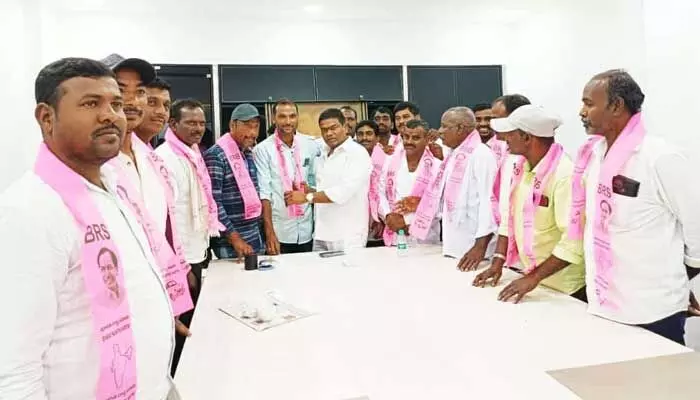 ఎమ్మెల్యే జీవన్ రెడ్డిని కలిసిన వెల్మల్ ముదిరాజ్ సంఘం కులస్థులు.. ఎమ్మెల్యే జీవన్ రెడ్డిని కలిసిన వెల్మల్ ముదిరాజ్ సంఘం కులస్థులు..