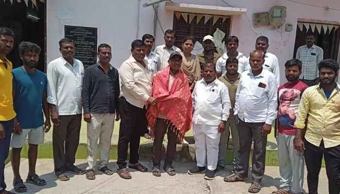 ఆ గ్రామంలో 100శాతం పన్నులు వసూల్.. కారోబార్ కు సన్మానం.. ఆ గ్రామంలో 100శాతం పన్నులు వసూల్.. కారోబార్ కు సన్మానం..