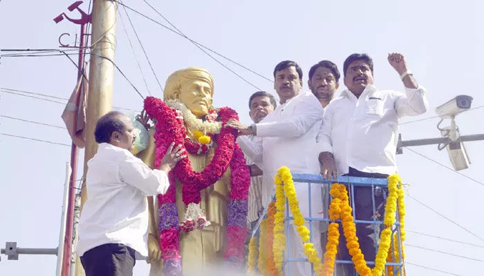 పూలే ఆశయ సాధనకు కృషి.. ఏపీ డిప్యూటీ సీఎం అంజాద్ బాషా పూలే ఆశయ సాధనకు కృషి.. ఏపీ డిప్యూటీ సీఎం అంజాద్ బాషా