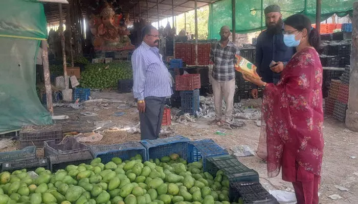 కోరుట్లలో ఫుడ్ సేఫ్టీ అధికారుల తనిఖీలు: దిశ కథనానికి స్పందన కోరుట్లలో ఫుడ్ సేఫ్టీ అధికారుల తనిఖీలు: దిశ కథనానికి స్పందన