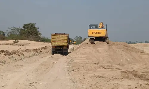 మూసీ నదిలో అక్రమ ఇసుక తవ్వకాలకు అడ్డేది..?