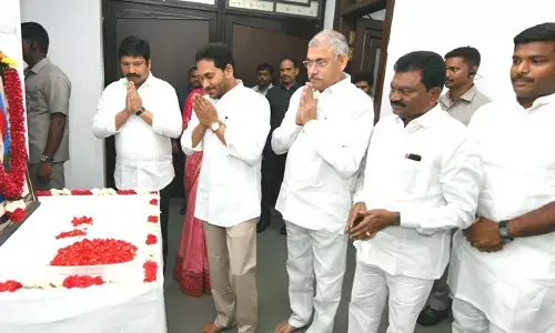మహాత్మా జ్యోతిరావు పూలే జయంతి వేడుకలు.. నివాళులర్పించిన జగన్, చంద్రబాబు,లోకేశ్, పవన్
