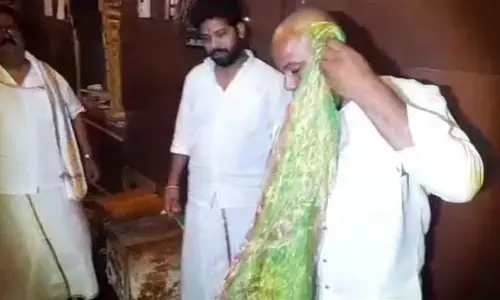 అగ్గిపెట్టెలో దుర్గమ్మకు చీర.. అమ్మవారికి కానుకగా అందజేసిన సిరిసిల్ల చేనేతకారుడు విజయ్