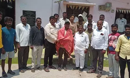 ఆ గ్రామంలో 100శాతం పన్నులు వసూల్.. కారోబార్ కు సన్మానం..