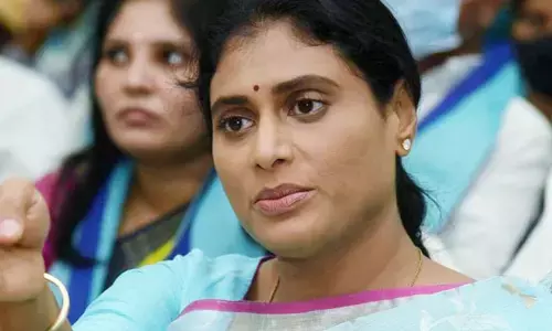 ఫూలే జయంతి ఎఫెక్ట్: YS షర్మిలపై సొంత పార్టీ నేతలు సీరియస్