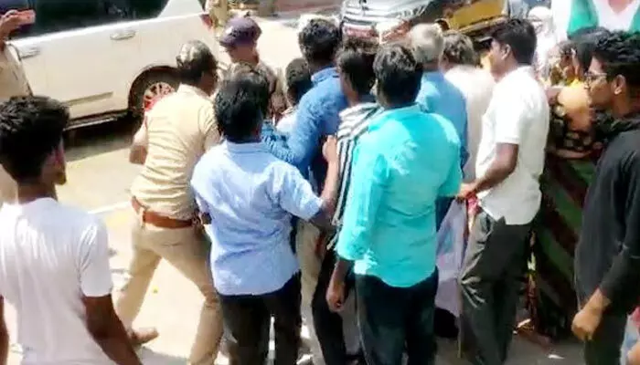 జగన్ పర్యటనలో ఉద్రిక్తత.. కాన్వాయ్ వద్ద సీపీఎం నేతల ఆందోళన.. జగన్ పర్యటనలో ఉద్రిక్తత.. కాన్వాయ్ వద్ద సీపీఎం నేతల ఆందోళన..