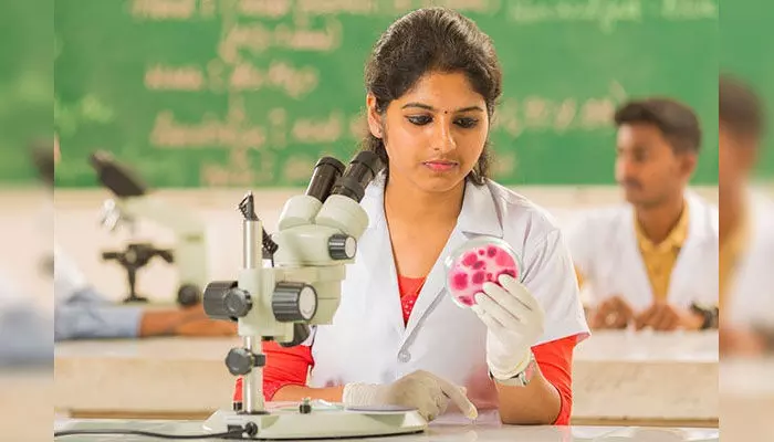 ఇంటర్ BiPCతో బంగారు భవిష్యత్తు ఇంటర్ BiPCతో బంగారు భవిష్యత్తు