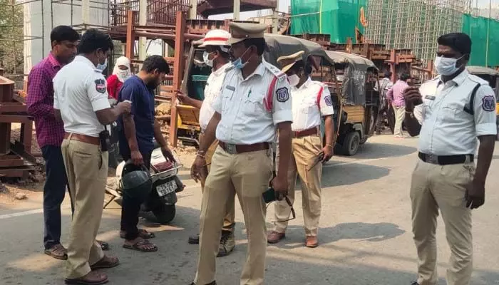 ఉప్పల్ లో ట్రాఫిక్ పోలీసుల స్పెషల్ డ్రైవ్.. ఉప్పల్ లో ట్రాఫిక్ పోలీసుల స్పెషల్ డ్రైవ్..