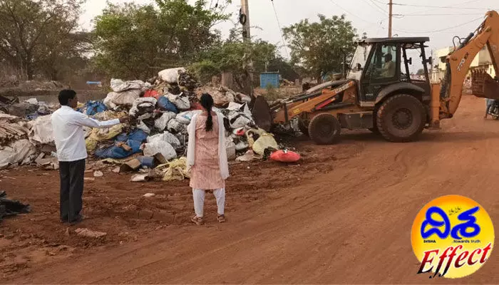 అధికారులు స్పందించారు.. ఆక్రమణలు తొలగించారు: దిశ కథనానికి స్పందన అధికారులు స్పందించారు.. ఆక్రమణలు తొలగించారు: దిశ కథనానికి స్పందన
