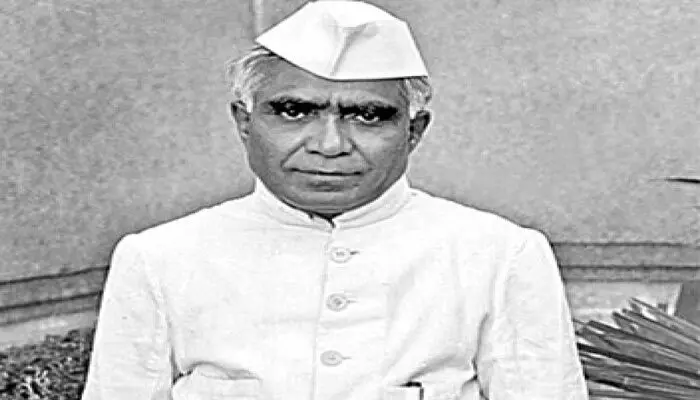 రాజకీయ సవ్వసాచి.. రాజకీయ సవ్వసాచి..