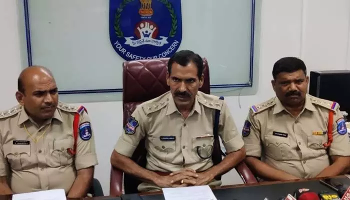 5.30 కిలోల గంజాయి పట్టివేత.. నలుగురి రిమాండ్ 5.30 కిలోల గంజాయి పట్టివేత.. నలుగురి రిమాండ్